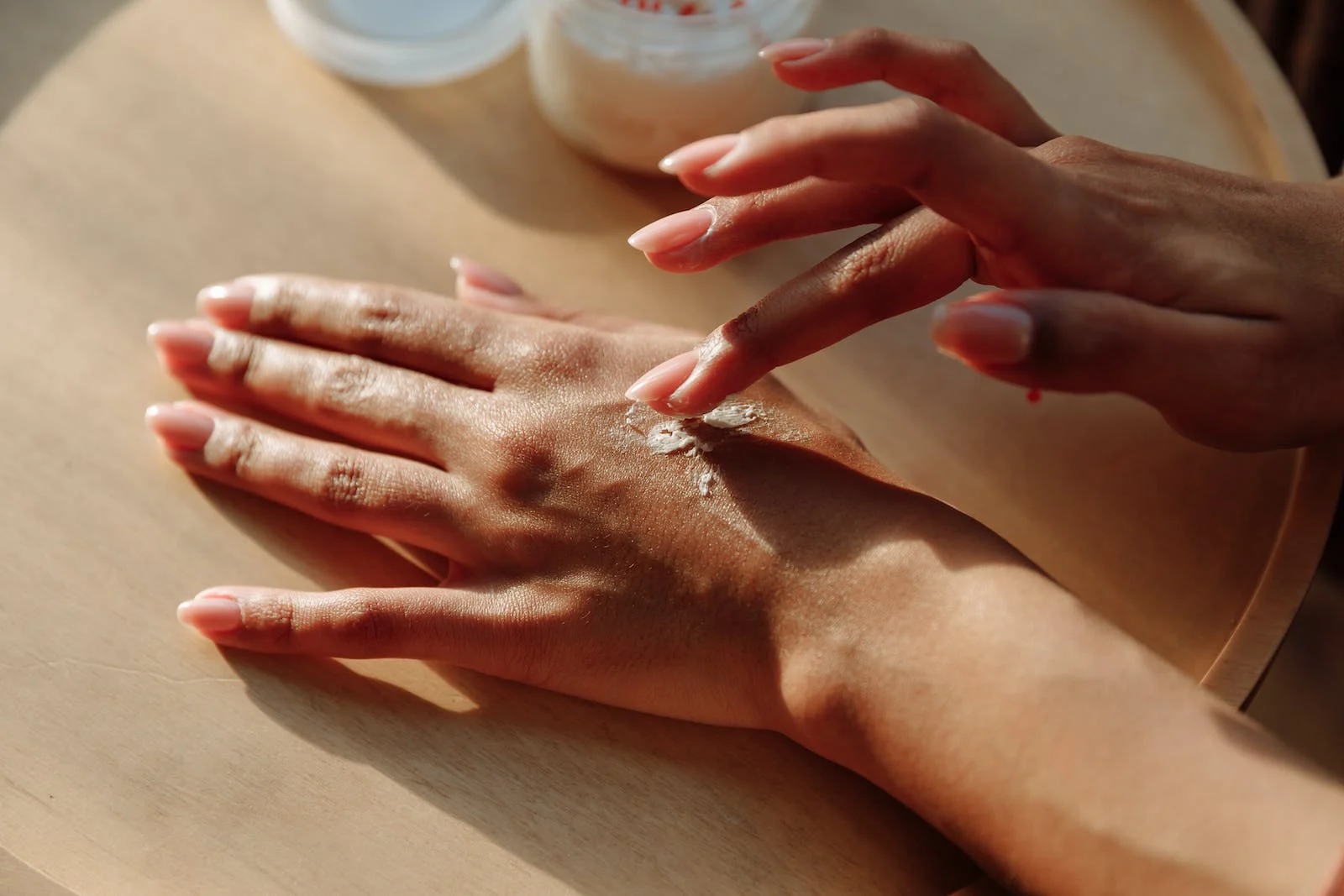 curare le mani secche